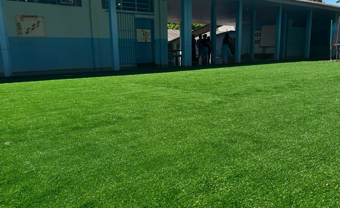 Grama sintética começa a ser aplicada nos parquinhos infantis das escolas de Pranchita