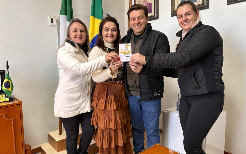Empresárias entregam convite ao prefeito para reinauguração de loja