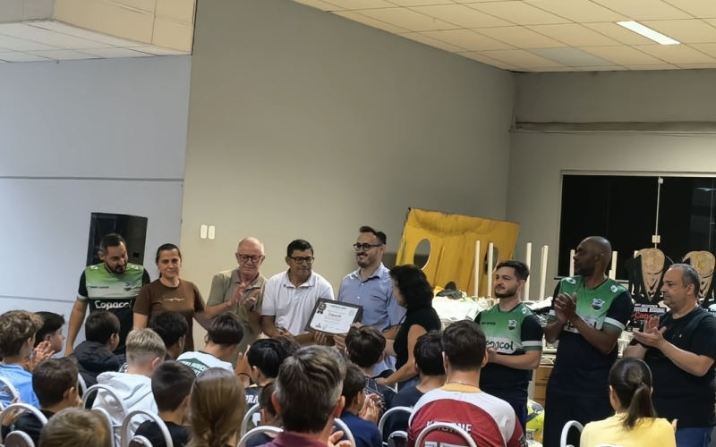 Pranchita realiza entrega de uniformes e materiais esportivos aos atletas do município