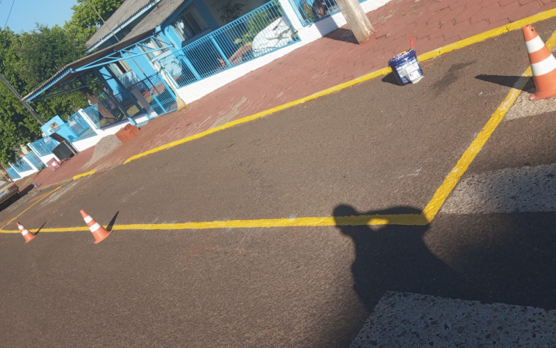 Administração Municipal realiza pintura de faixas para embarque e desembarque do transporte escolar