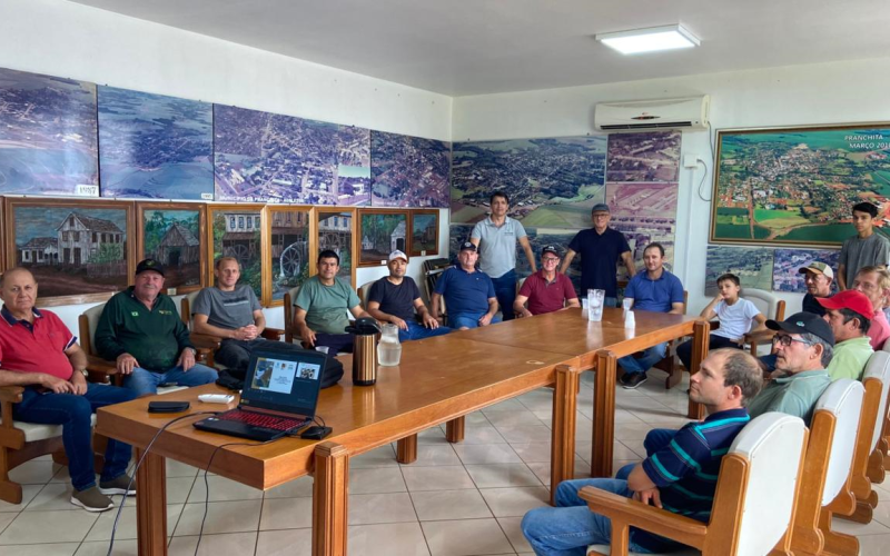 Reunião reúne apicultores e debate fortalecimento da atividade no município