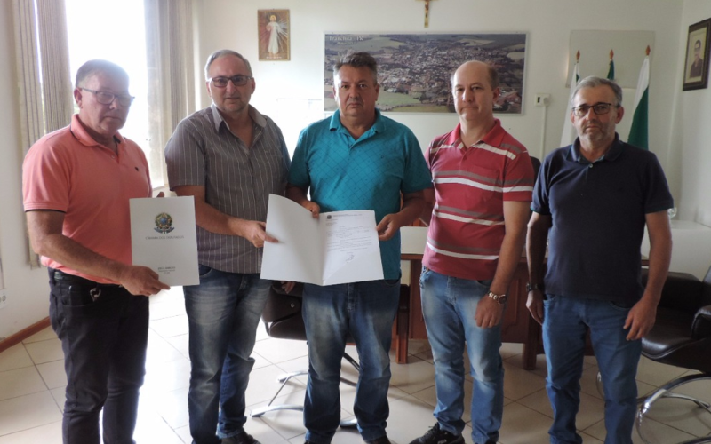 Deputado Reichemabach entrega ambulância
