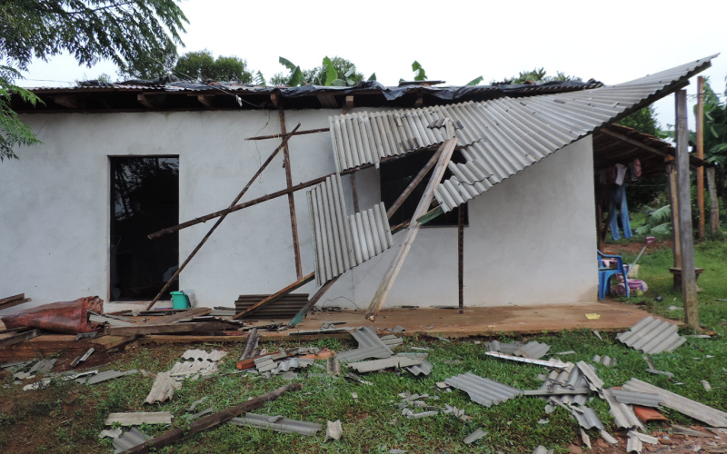 Tornado destelha casas na cidade