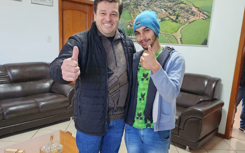  Prefeito recebe visita de munícipe em seu gabinete