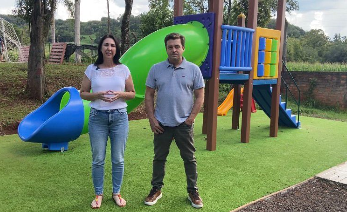 Prefeito Ronimar Sartor realiza entrega simbólica de parquinho na Escola Municipal Rural Santa ...
