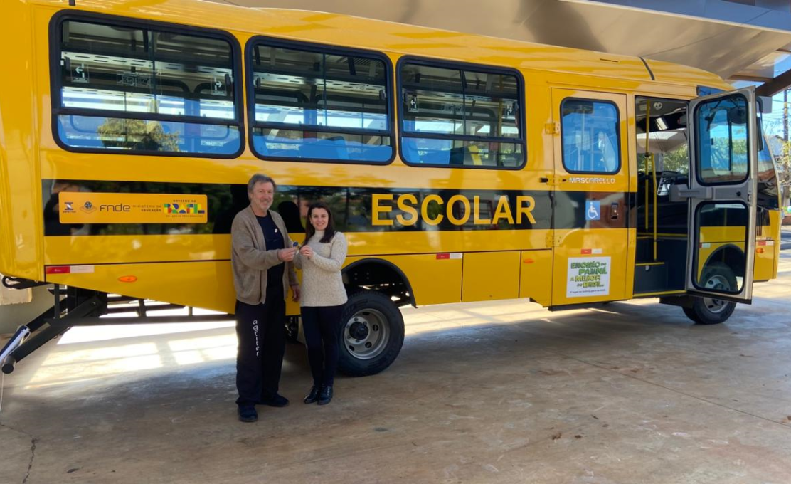 Educação de Pranchita amplia frota com entrega de novo ônibus escolar para transporte urbano
