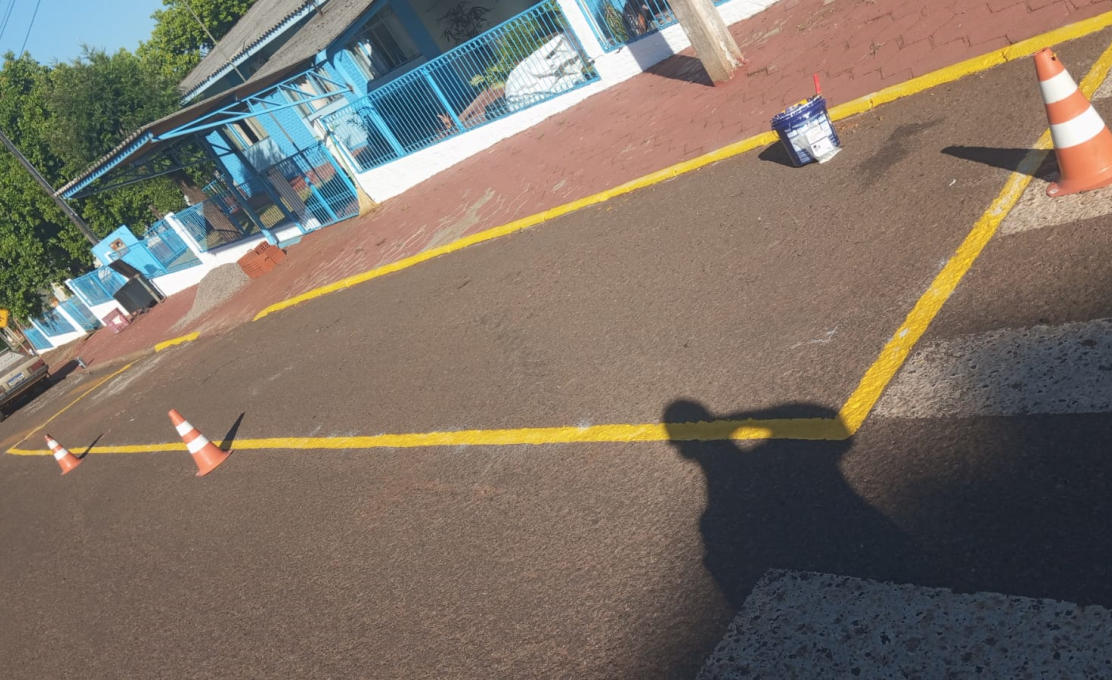 Administração Municipal realiza pintura de faixas para embarque e desembarque do transporte es...