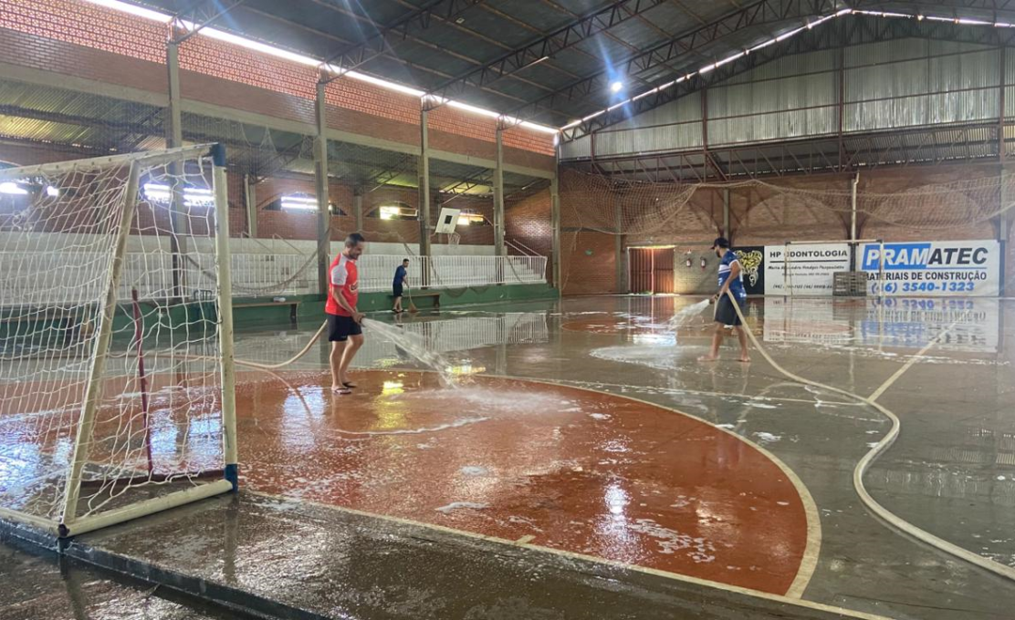 Departamento de Esporte inicia limpeza do Ginásio de Esportes para retomada das atividades