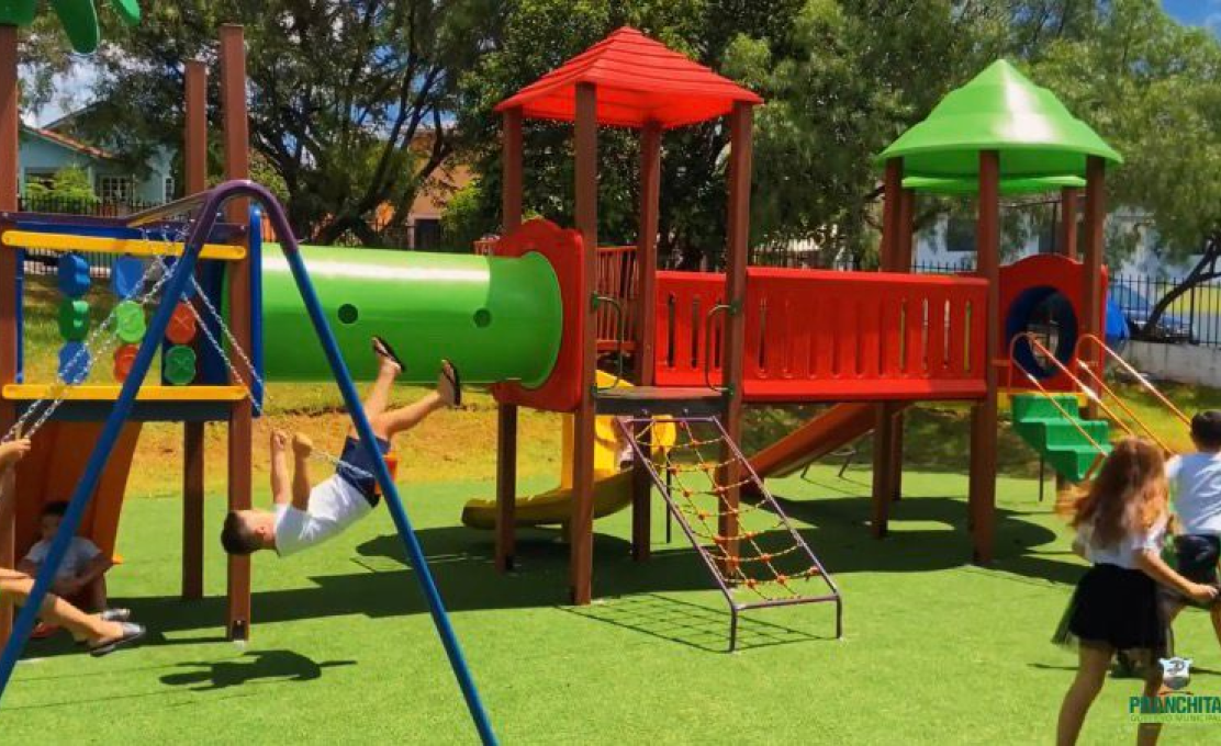 Administração Municipal realiza entrega de parquinhos nas Escolas Márcia Canzi Malacarne e Da...