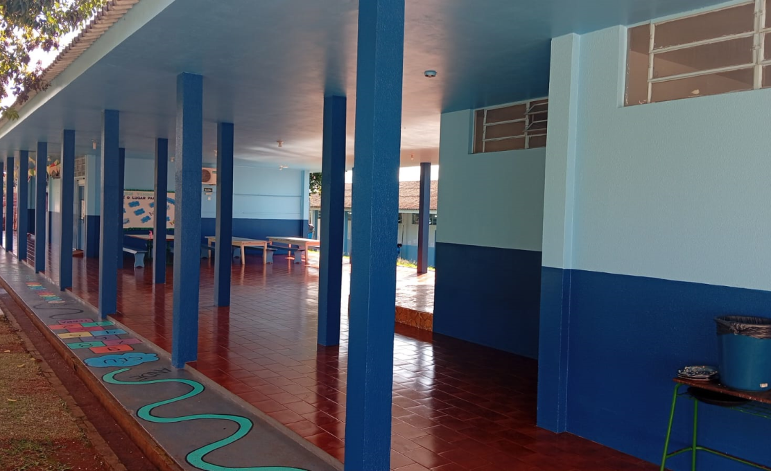 Escola Municipal Márcia Canzi Malacarne recebe melhorias com pintura dos blocos da instituiçã...