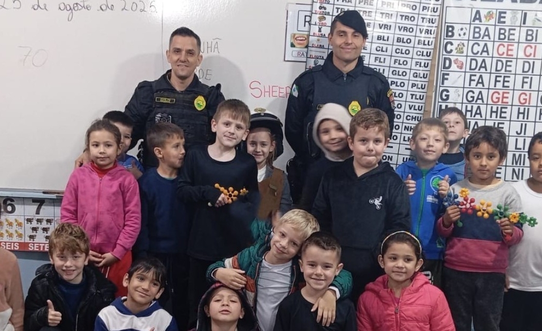 Escola Municipal Davi Canzi recebe visita da Polícia Militar em homenagem ao Dia do Soldado.