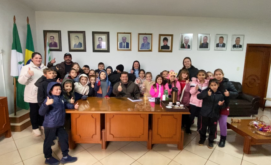 Alunos da Rede Municipal visitam a Prefeitura de Pranchita e conhecem de perto o funcionamento d...