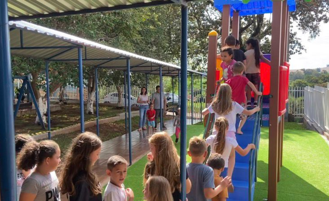Prefeito Ronimar Sartor realiza entrega simbólica de parquinho na Escola Monteiro Lobato, na co...