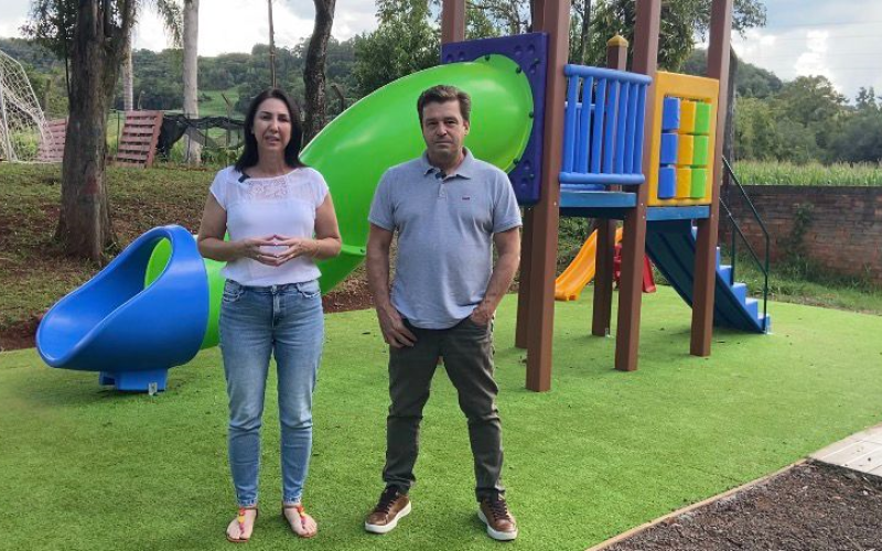 Prefeito Ronimar Sartor realiza entrega simbólica de parquinho na Escola Municipal Rural Santa Zolin Bolzan