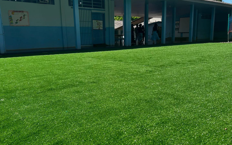 Grama sintética começa a ser aplicada nos parquinhos infantis das escolas de Pranchita