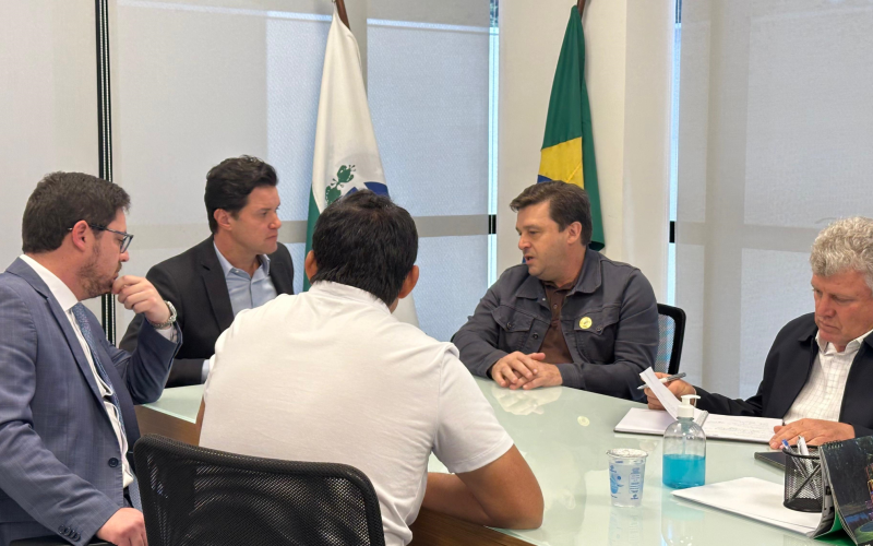 Administração municipal garante compromisso histórico de asfaltamento total durante visita a Curitiba.  Município alcanç