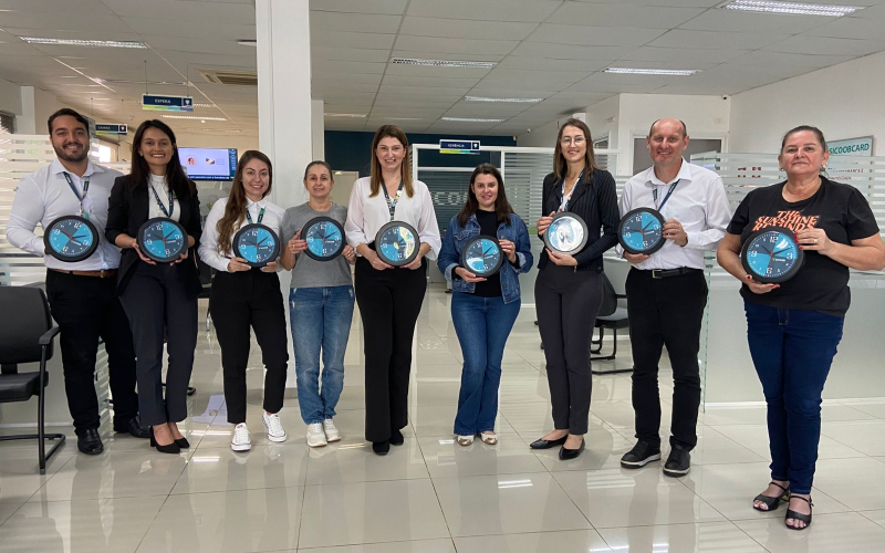 Sicoob Vale Sul doa relógios para apoiar ensino no Fundamental