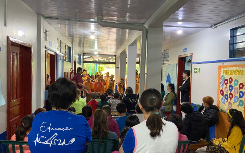 Apresentações do SCFV Chegam à Escola Rural Santa Zolin Bolzan com Palestra do Conselho Tutelar no Contexto do Maio Lara