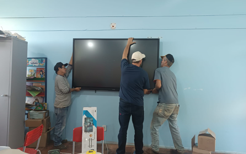 Telas interativas já recebidas pelo município começam a ser instaladas nas escolas da rede municipal
