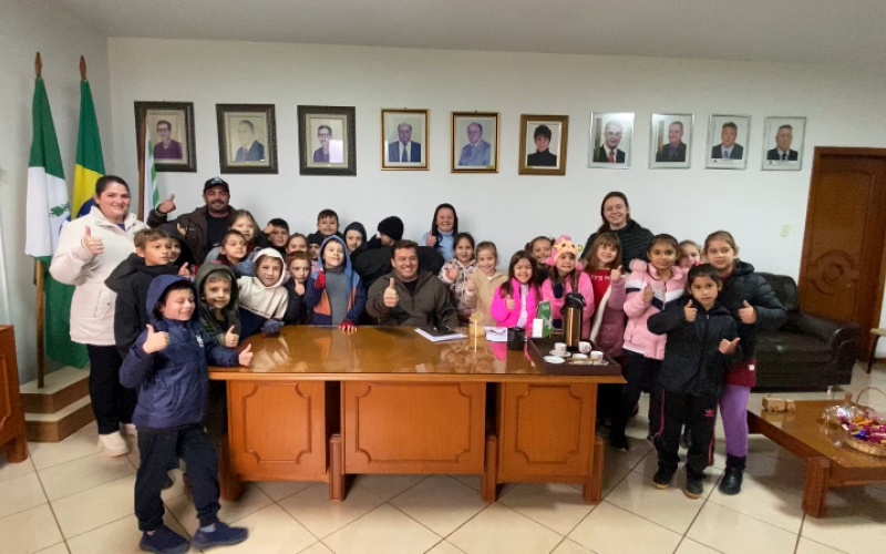 Alunos da Rede Municipal visitam a Prefeitura de Pranchita e conhecem de perto o funcionamento do poder público.